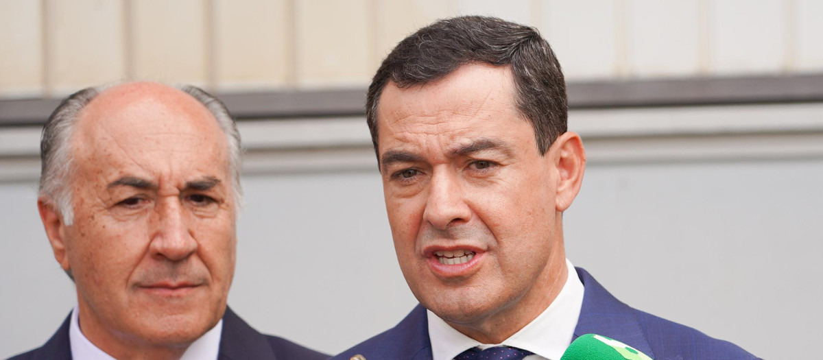 El presidente de la Junta de Andalucía, Juanma Moreno, escoltado por el alcalde de Algeciras, José Ignacio Landaluce (archivo)
