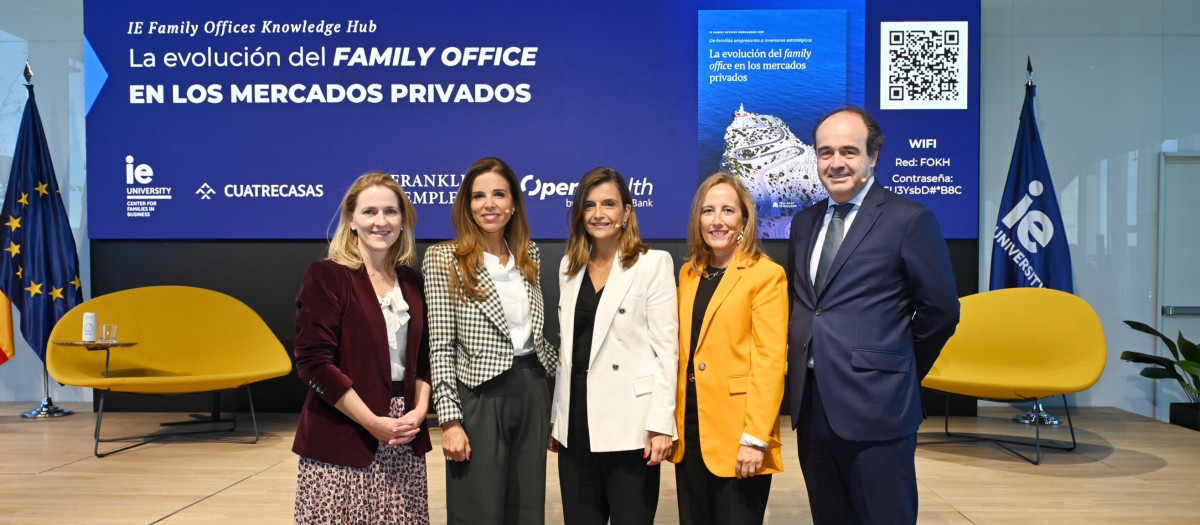 En el centro, de blanco, Cristina Cruz, profesora y  directora académica del IE Family Offices Knowledge Hub junto con los colaboradores Cuatrecasas, Franklin Templeton y OpenWealth.