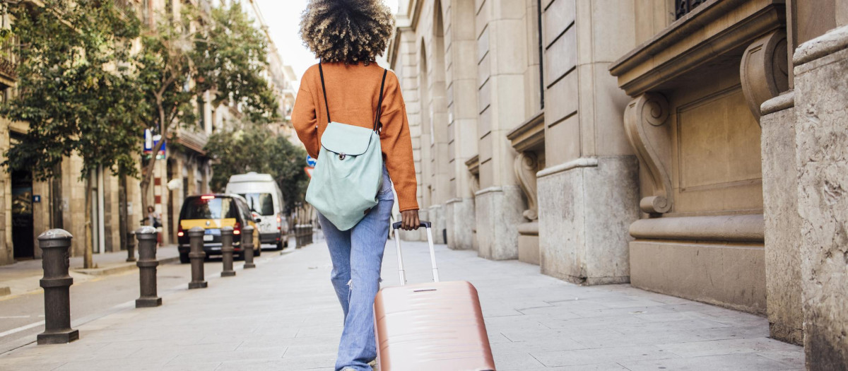 Imagen de una turista en Barcelona