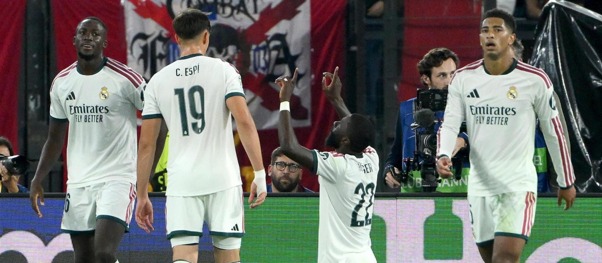 Los jugadores del Real Madrid celebran el 3-4 ante la Roma