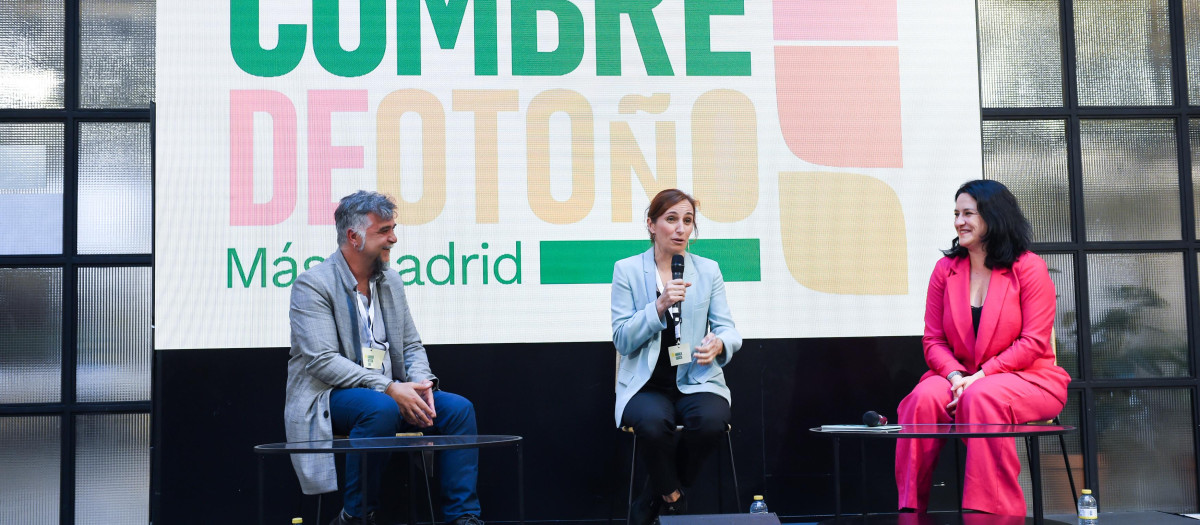 La ministra de Sanidad, Mónica García (c), y el Secretario de Organización y Formación de Más Madrid, Gabriel Ortega (i), participan en la Cumbre de Otoño organizada por Más Madrid, a 18 de octubre de 2025, en Madrid (España).