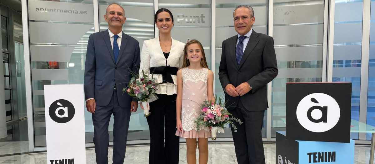 El director de À Punt junto a las falleras mayores de Valencia