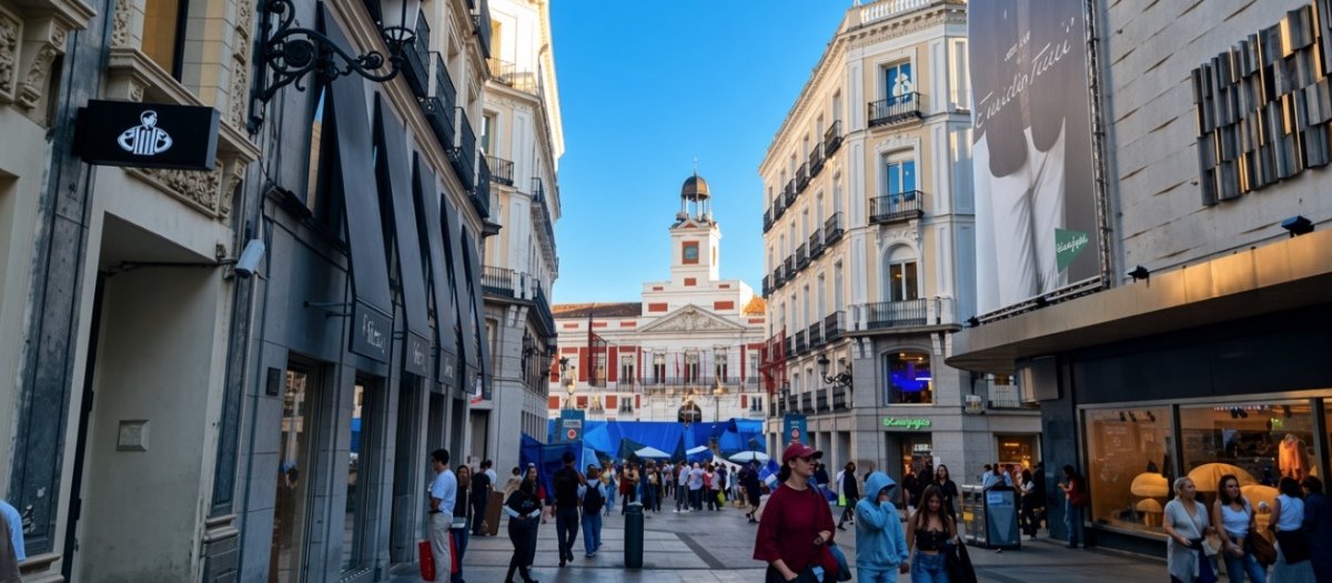 Imagen atípica de la calle Preciados a causa de la acampada en Sol