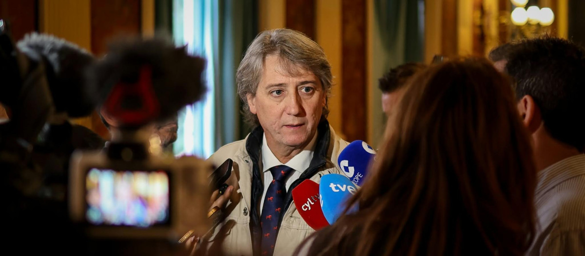El líder del PSOE de Castilla y León, Carlos Martínez, esta semana, atiende a la prensa