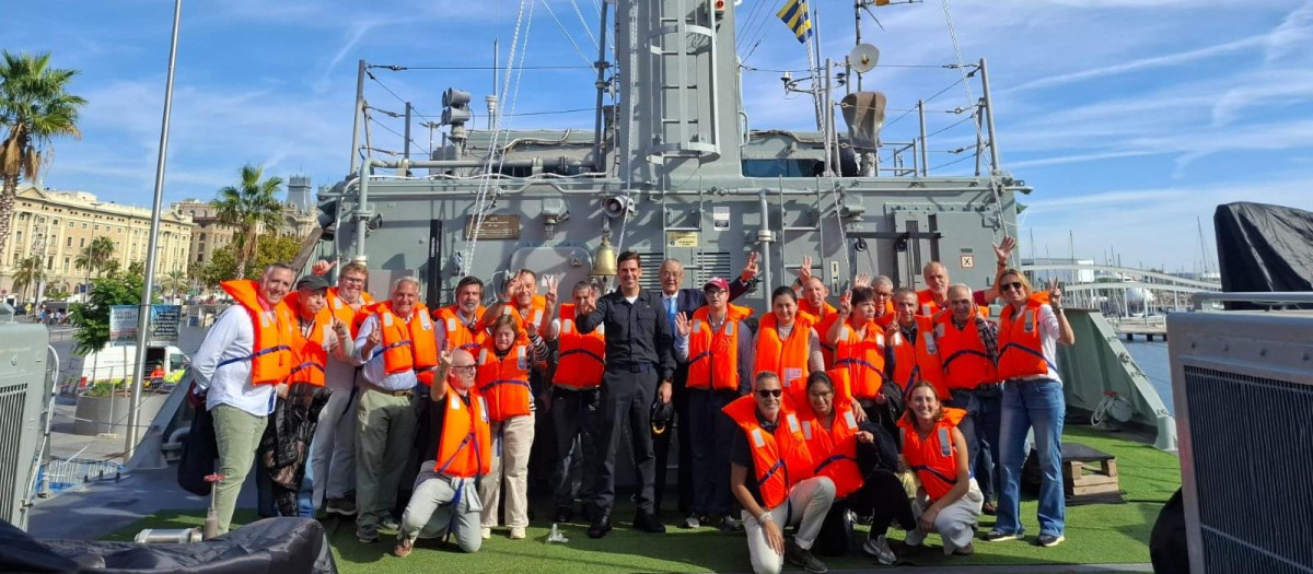 Los bautismos de mar a bordo del Cazaminas Tajo en Barcelona están siendo un éxito