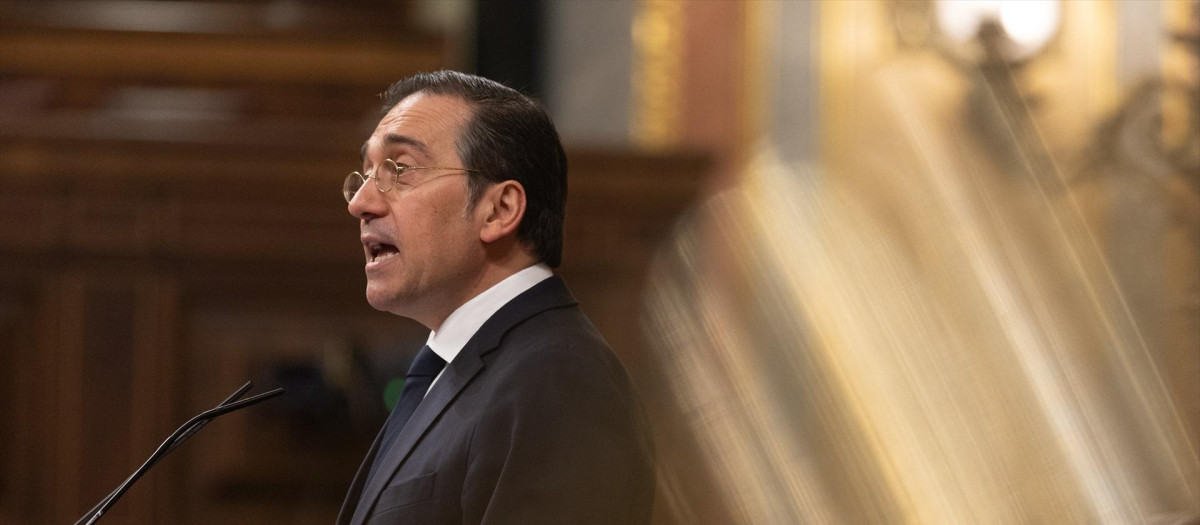 El ministro de Asuntos Exteriores, Unión Europea y Cooperación, José Manuel Albares, durante una sesión plenaria en el Congreso