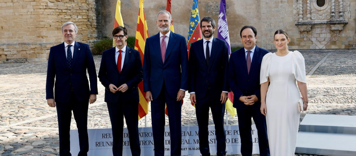 El Rey con el ministro de Cultura y los presidentes Azcón, Prohens, Illa y Pérez Llorca en el Monasterio de Poblet