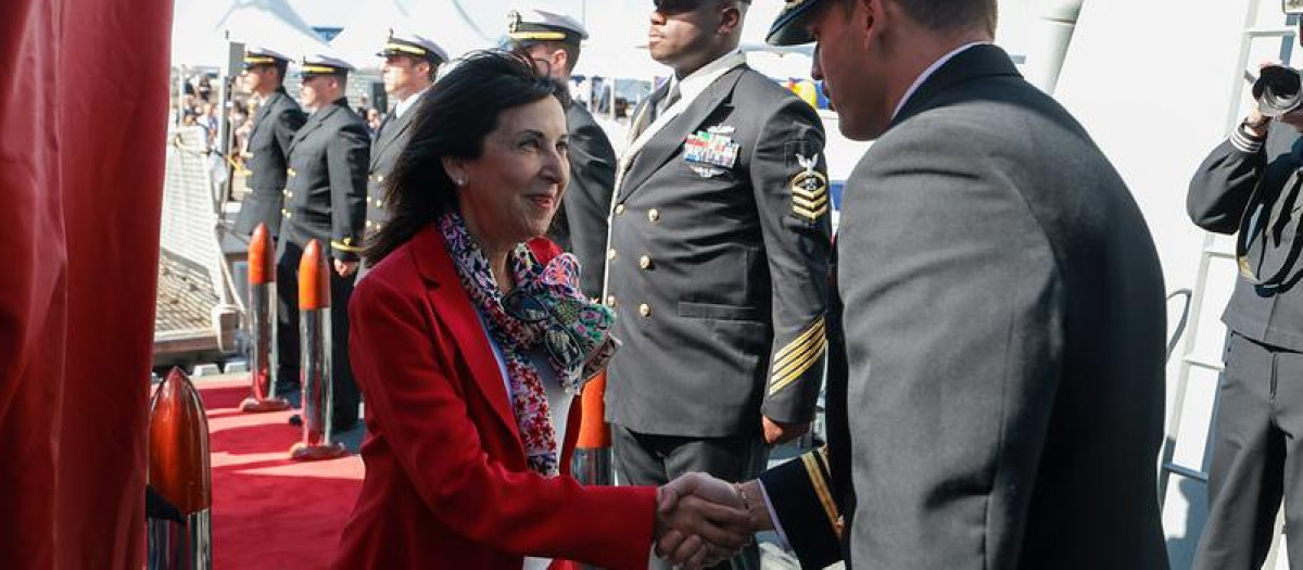 la ministra de Defensa, Margarita Robles, asiste en la Base Naval de Rota, a la ceremonia de bienvenida del destructor de misiles guiados USS John Basilone de la US Navy