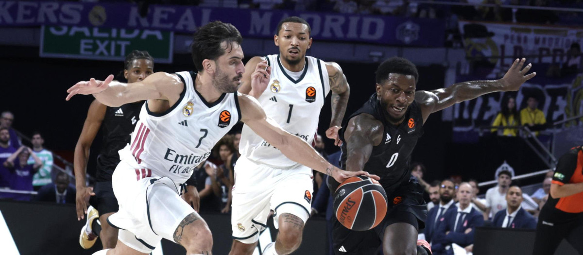 El base del Real Madrid Facu Campazzo (i) lucha con Myles Cale (d), del Asvel