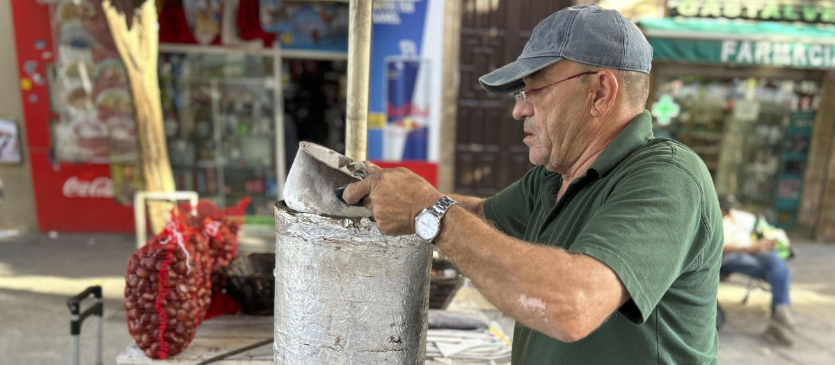 El castañero Juan José de la Rosa en su puesto de castañas en Sevilla