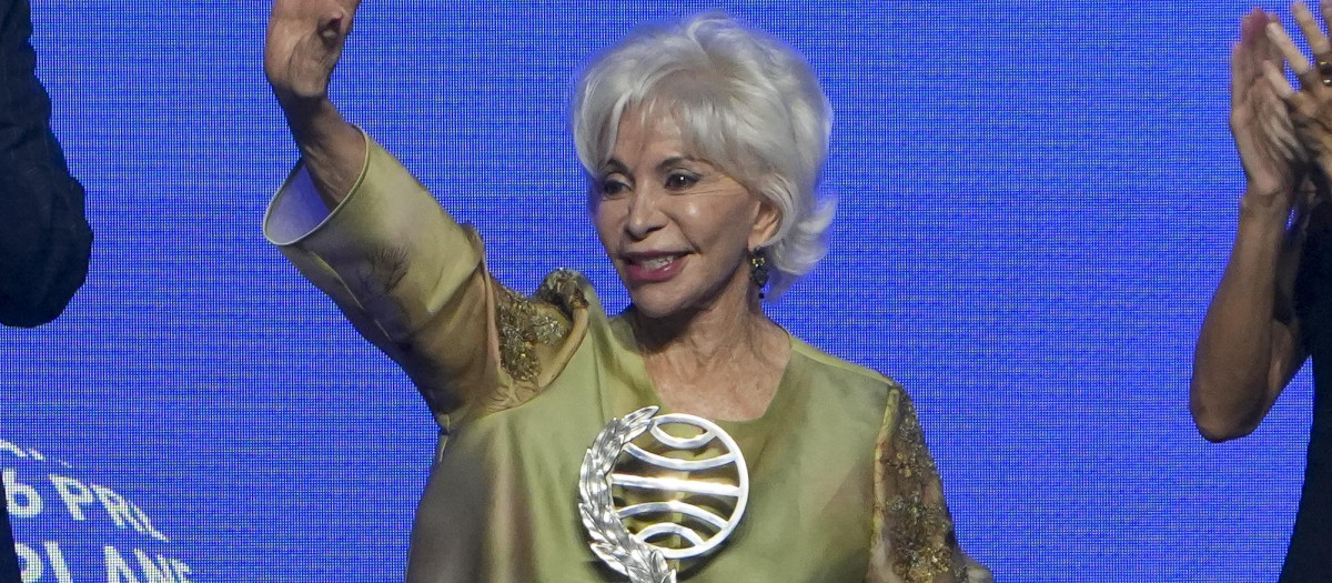 Isabel Allende saluda tras recibir el Premio Planeta 2026