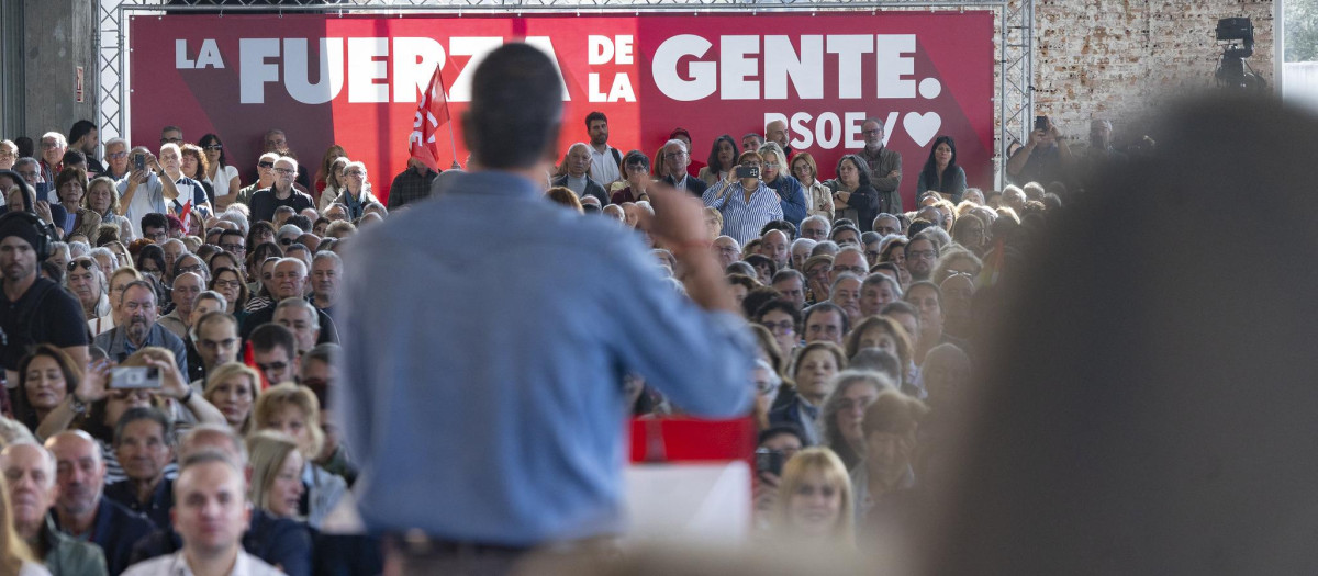 Pedro Sánchez en un mitin de precampaña en Ponferrada