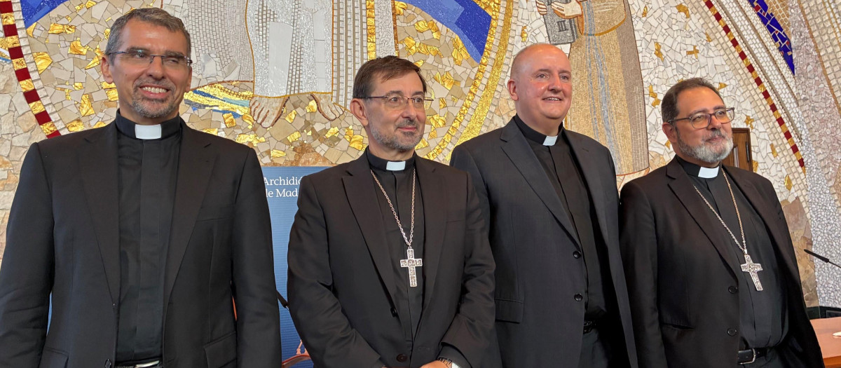 El cardenal Cobo, con tres de los cuatro auxiliares de Madrid