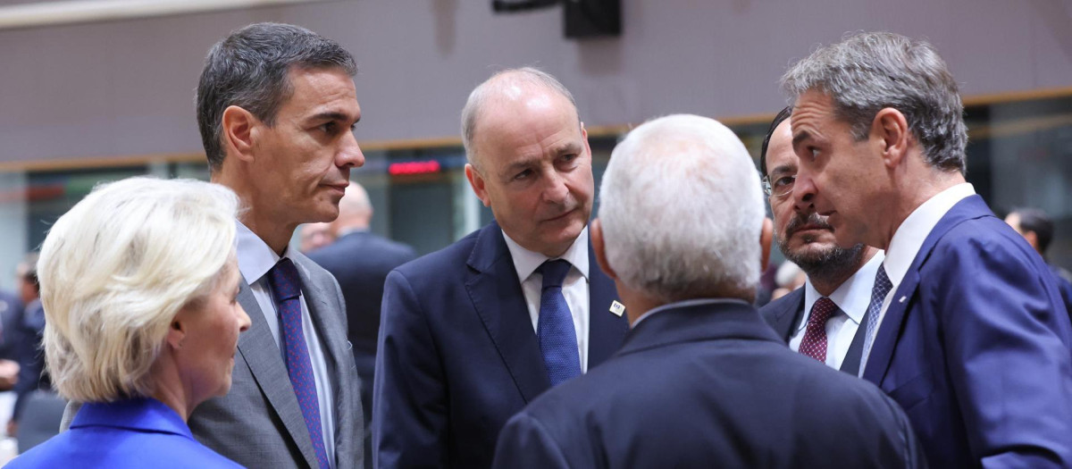 Cara de circunstancias de Pedro Sánchez después de que 16 países le reprocharan la regularización masiva