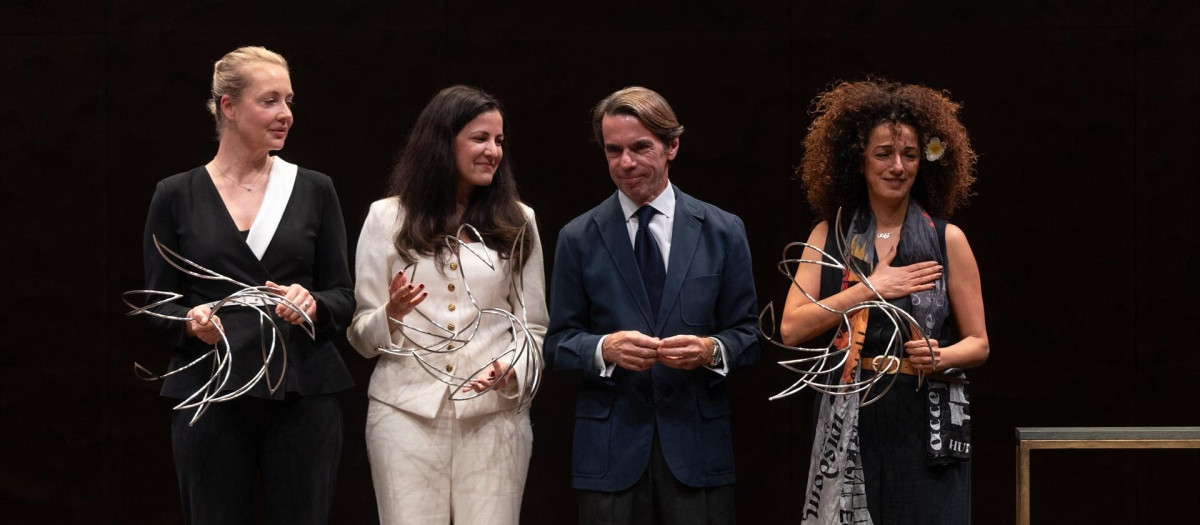 José María Aznar, con las tres mujeres premiadas por FAES