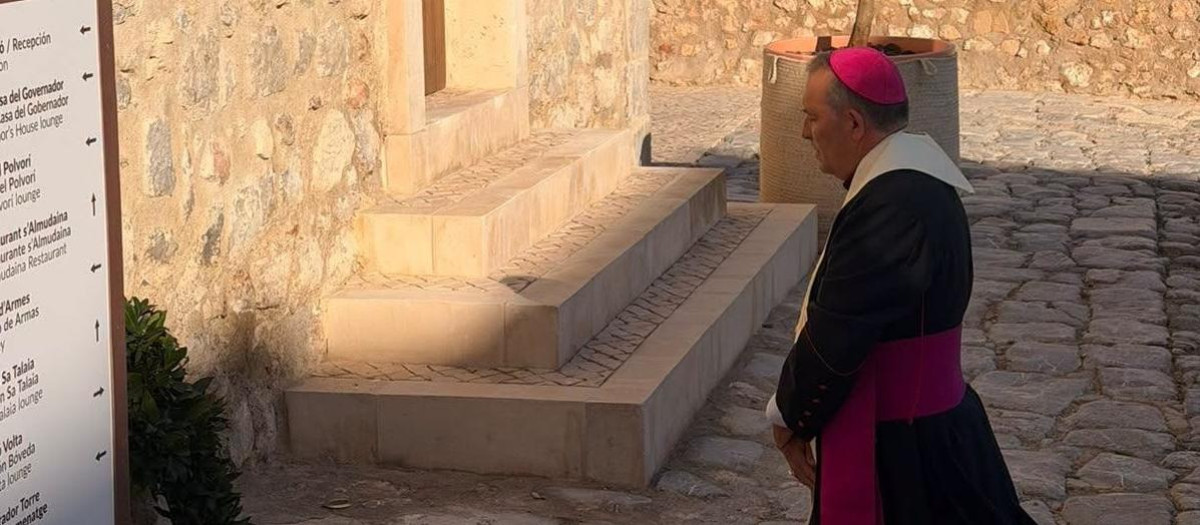 Monseñor Vicent Ribas ha rezado uno de los responsos en el Castillo de Ibiza, que hoy alberga las instalaciones del Parador de Dalt Vila.