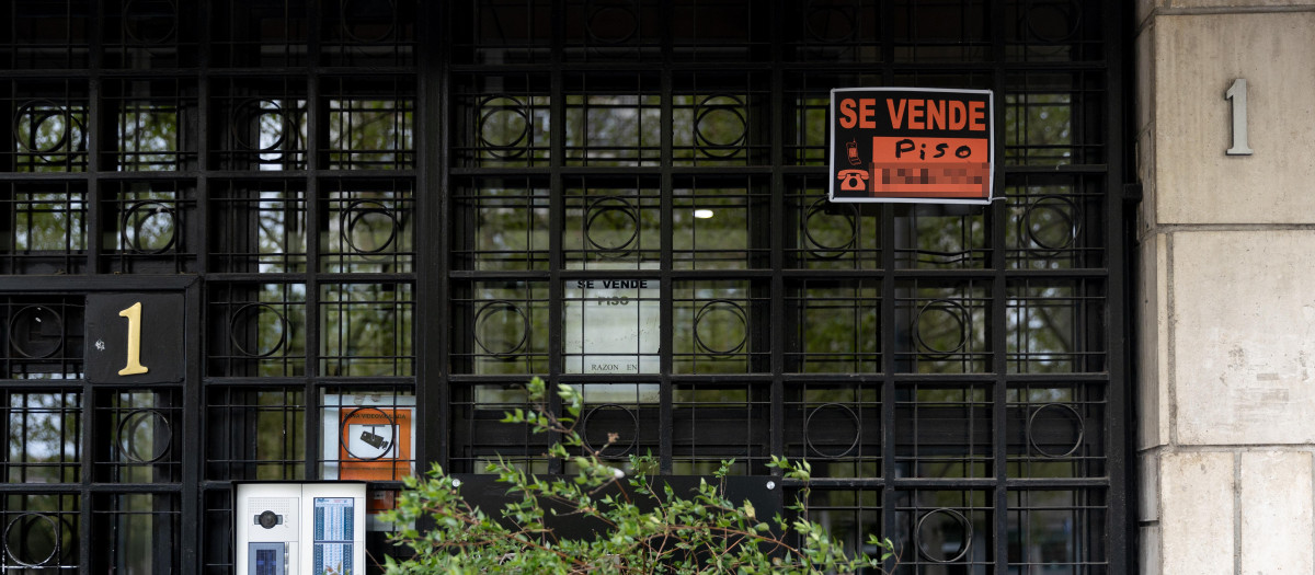Vista de un cartel de 'Se vende' en un portal de un edificio de Madrid (Foto de archivo)