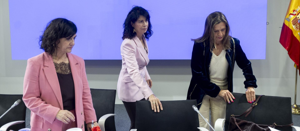 La ministra de Igualdad, Ana Redondo (c), acompañada de la secretaria de Estado de Igualdad y para la Erradicación de la Violencia contra las Mujeres, María Guijarro (i), y la delegada del Gobierno contra la Violencia de Género, Carmen Martínez Perza (d)