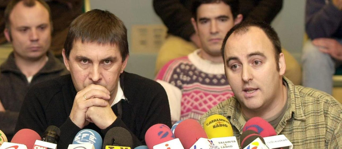 Floren Aoiz, a la derecha de Otegi, en una rueda de prensa de los años 90
