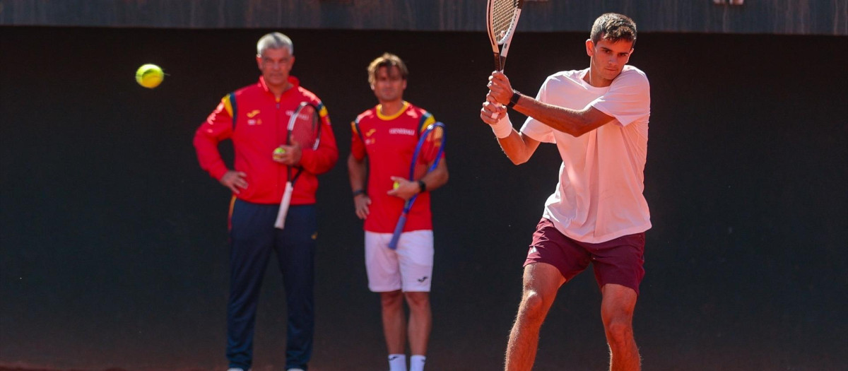 Rafa Jódar se entrena en Chile ante la mirada del capitán español, David Ferrer