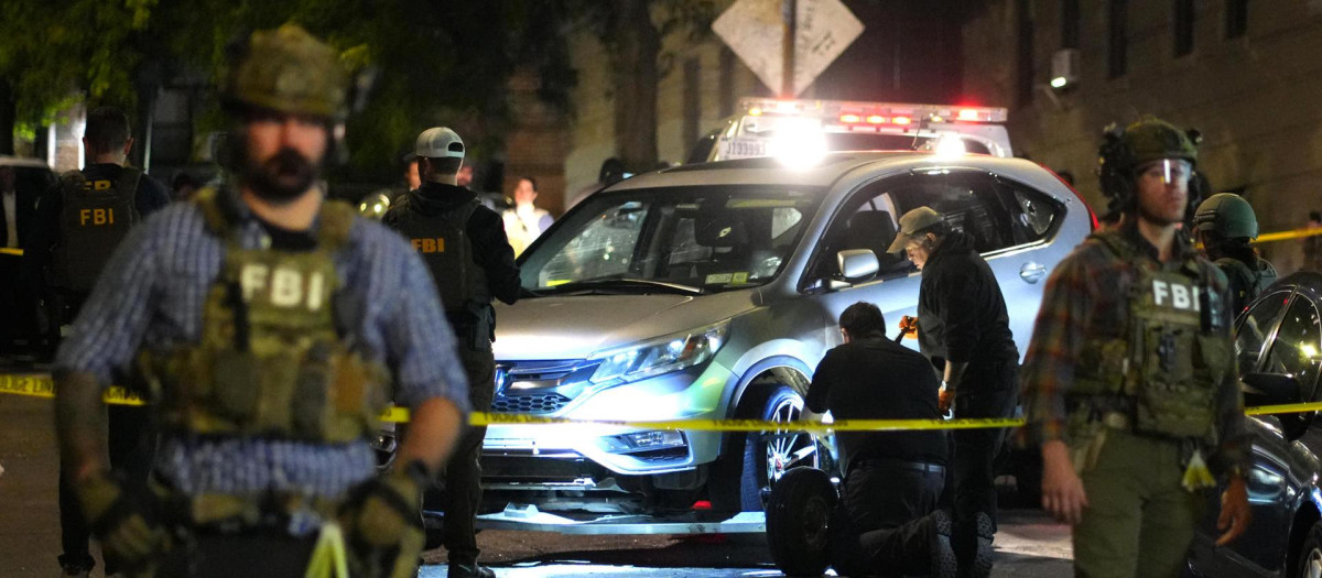 AME4343. NUEVA YORK (ESTADOS UNIDOS), 08/10/2026.- Agentes del FBI custodian un vehículo luego de un tiroteo que dejó un hombre herido por parte de un agente del Servicio de Inmigración y Control de Aduanas (ICE) este jueves, en Nueva York (Estados Unidos). EFE/ Ángel Colmenares