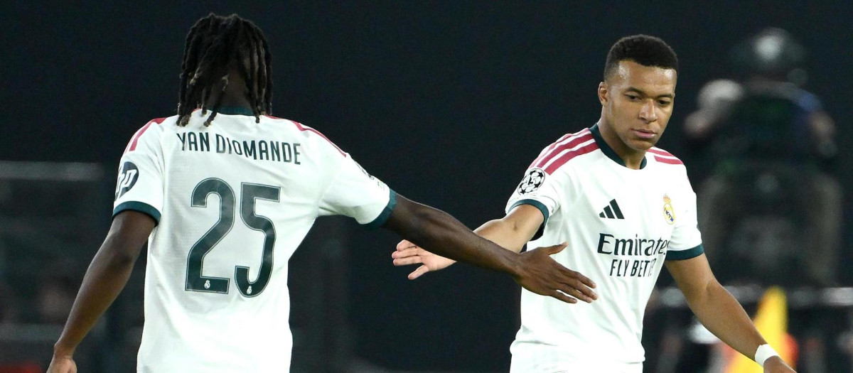 Diomande y Mbappé se chocan la mano en un partido del Real Madrid