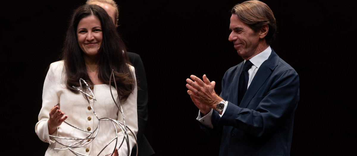 Rosa María Payá (i) y el expresidente del Gobierno y presidente de la Fundación FAES, José María Aznar durante la entrega el XIII Premio FAES de la Libertad
