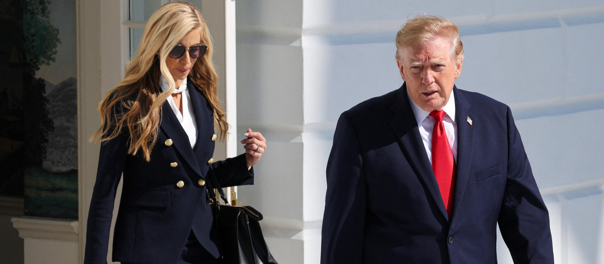La portavoz de la Casa Blanca Katie Zacharia y el presidente Donald Trump en la Casa Blanca