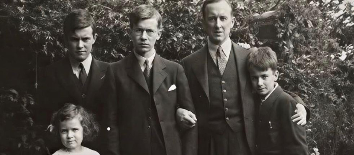 J.R.R. Tolkien junto a sus cuatro hijos: John, Michael, Christopher y Priscilla Mary Anne