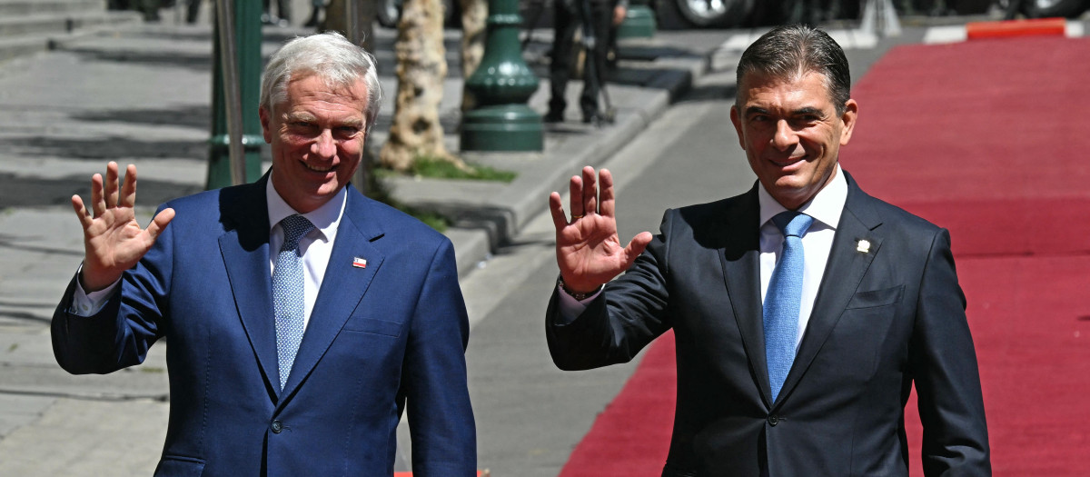 El presidente de Chile José Antonio Kast es recibido en La Paz por el presidente de Bolivia Rodrigo Paz