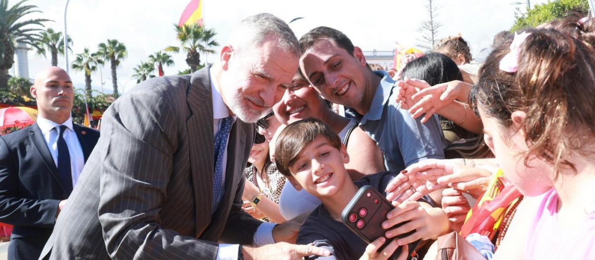 El Rey se hace un selfie con unos ciudadanos durante la visita a Melilla