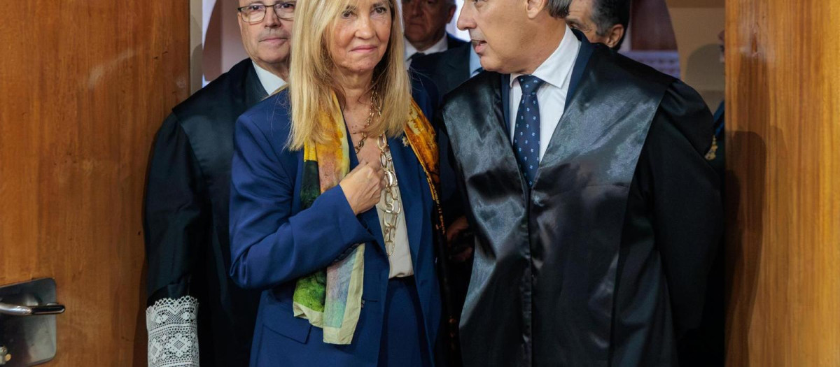 La presidenta del Consejo General del Poder Judicial (CGPJ) y del Tribunal Supremo, Isabel Perelló (i), recibe este viernes la medalla de oro del Ilustre Colegio de Abogados de Melilla