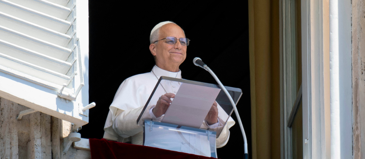 León XIV durante el rezo del Angelus