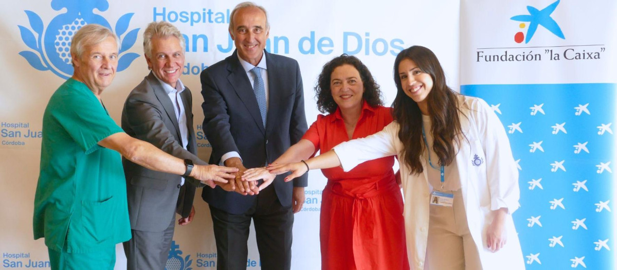 Representantes de la Fundación La Caixa y del Hospital San Juan de Dios
