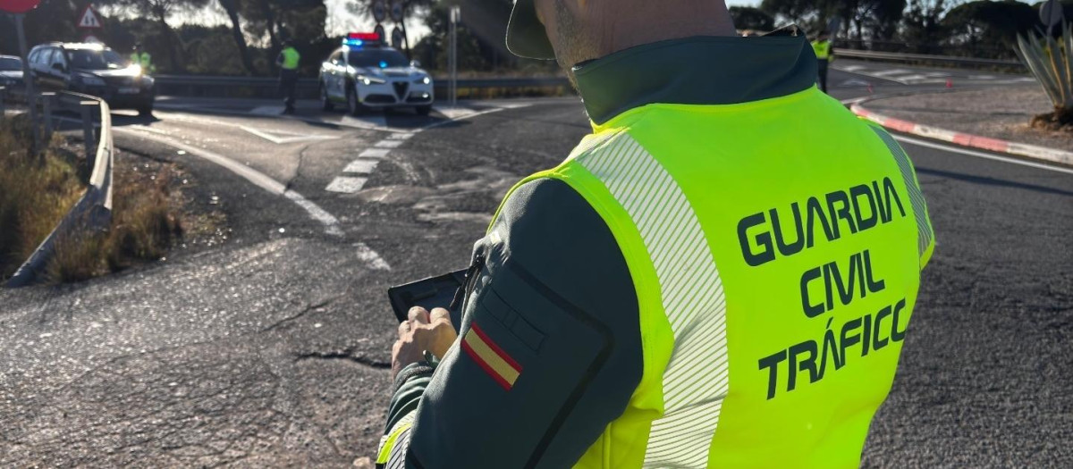 Un agente de la Guardia Civil de Tráfico, en una imagen de recurso