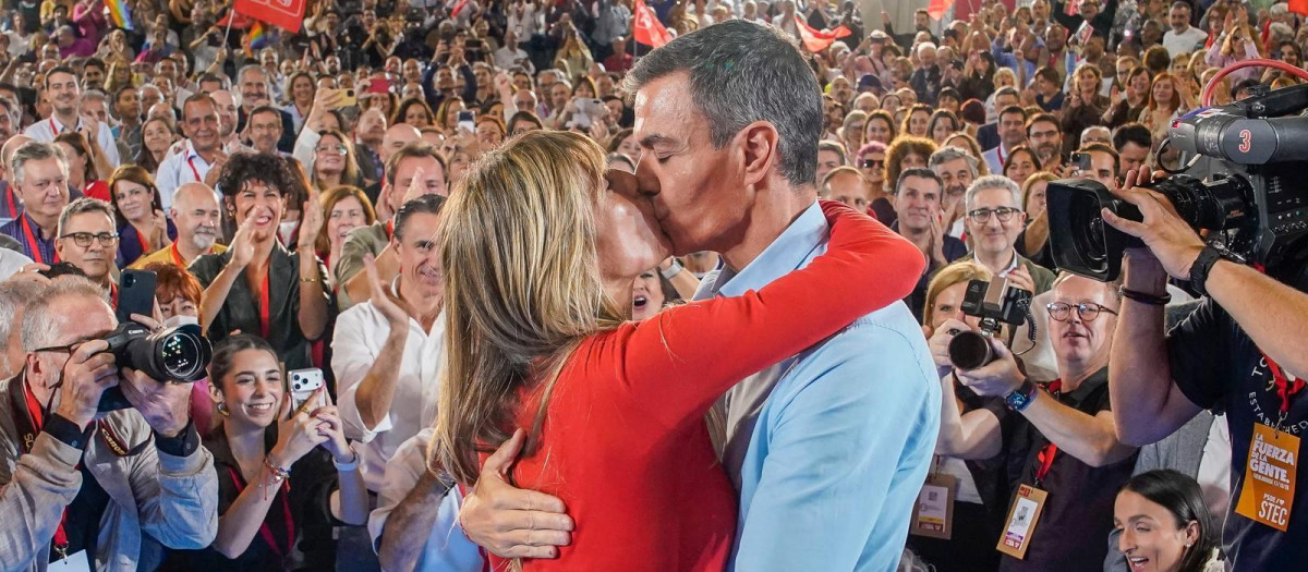 El presidente del Gobierno, Pedro Sánchez, y su mujer, Begoña Gómez, se besan en un mitin en Fuenlabrada