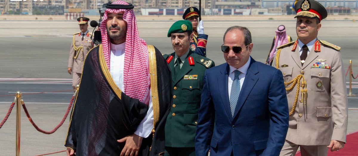 Mohammed bin Salman de Arabia Saudí y el presidente egipcio Abdel Fattah al-Sisi en El Cairo