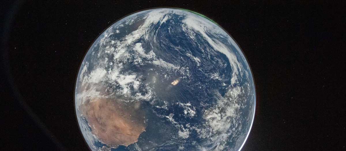 Una imagen de la Tierra, captada por el astronauta de la NASA y comandante de la misión Artemis II, Reid Wiseman