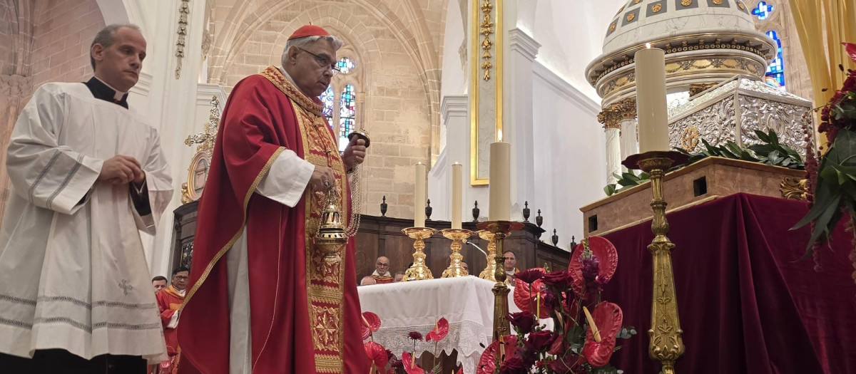 Momento en el que el cardenal Marcelo Semeraro bendice las reliquias de algunos de los beatos.