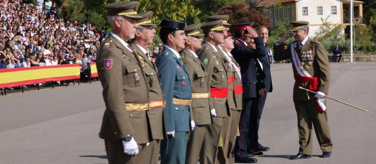 El Jefe de Estado Mayor del Ejército de Tierra (JEME), general de ejército Amador Enseñat y Berea, preside la jura de Bandera de 759 alumnos de «La Básica»