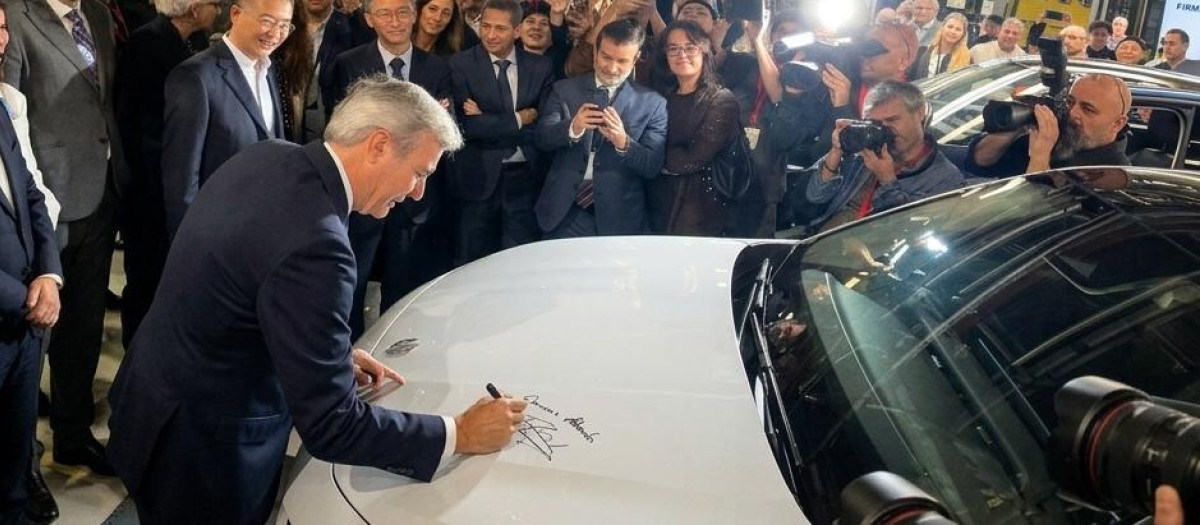 La industria española y la china celebra el inicio del producción del B10, primer coche chino fabricado en España