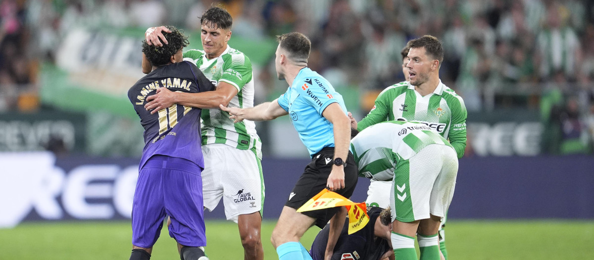 Facundo Bernal agarrando de la cabeza a Lamine Yamal