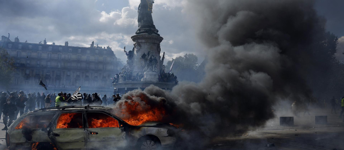 Un automóvil arde en la plaza de la República de París