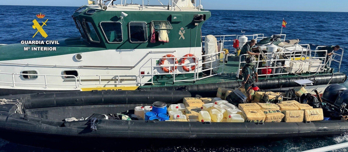 La interceptadora 'Río Tiétar' de la Guardia Civil alcanzó a esta embarcación el pasado 14 de octubre frente a la costa de Mazagón (Huelva)