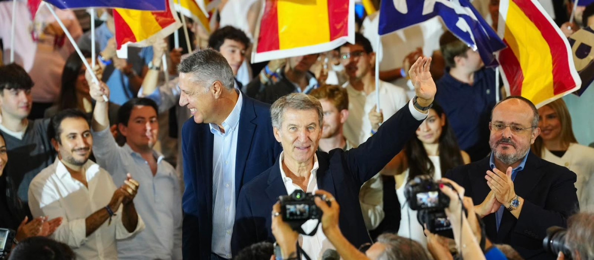 Alberto Núñez Feijóo junto a Xavier García Albiol y Alejandro Fernández en Barcelona