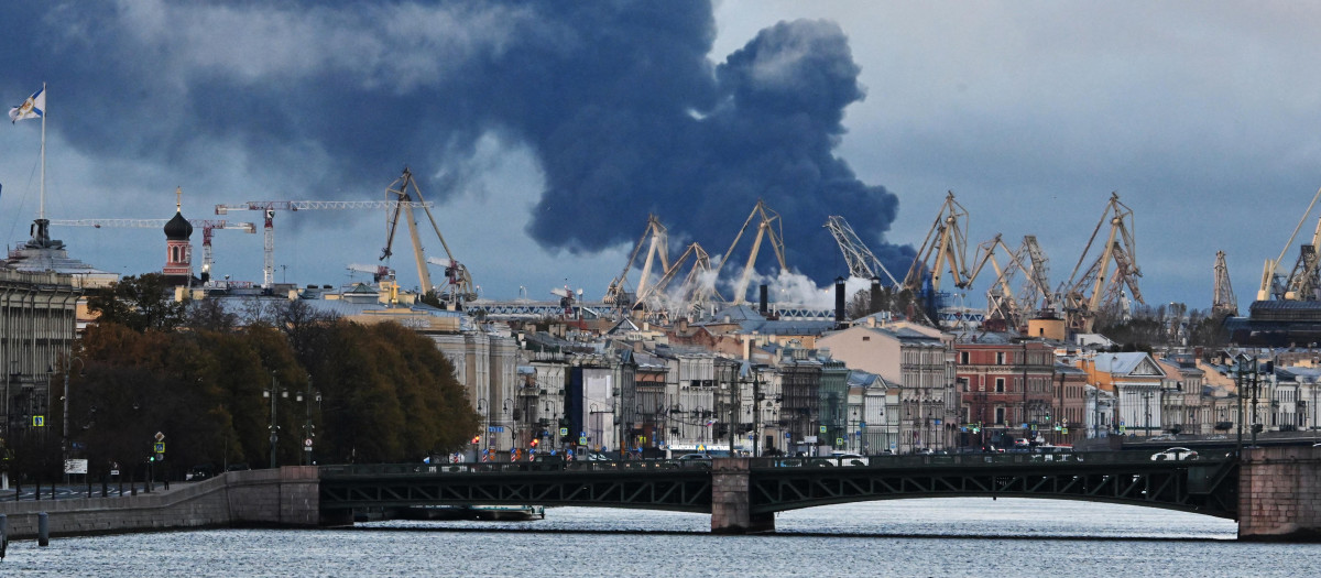 Una columna de humo se eleva desde la terminal petrolera de San Petersburgo tras un ataque ucraniano