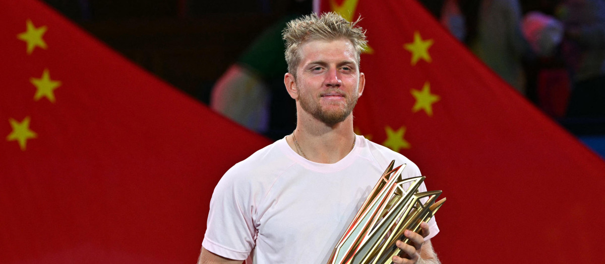 Alejandro Davidovich posa con el trofeo de campeón del Masters de Shanghái