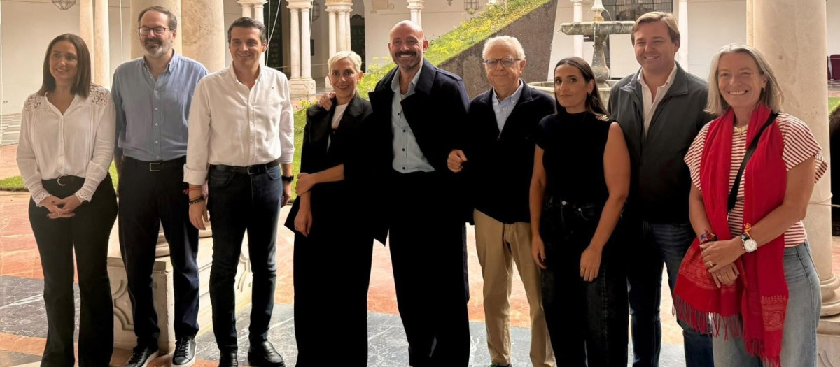 Miembros del PP tras la visita a Flora, antes de realizar las declaraciones políticas