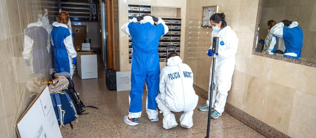 La Policía Científica inspecciona el portal del piso de Rosario, la anciana hallada muerta en su casa de Burgos tras el robo de unos menores extranjeros
