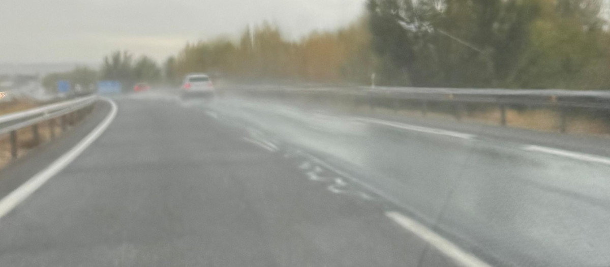 Cuando llueve el efecto balsa de agua del carril derecho es incluso peor